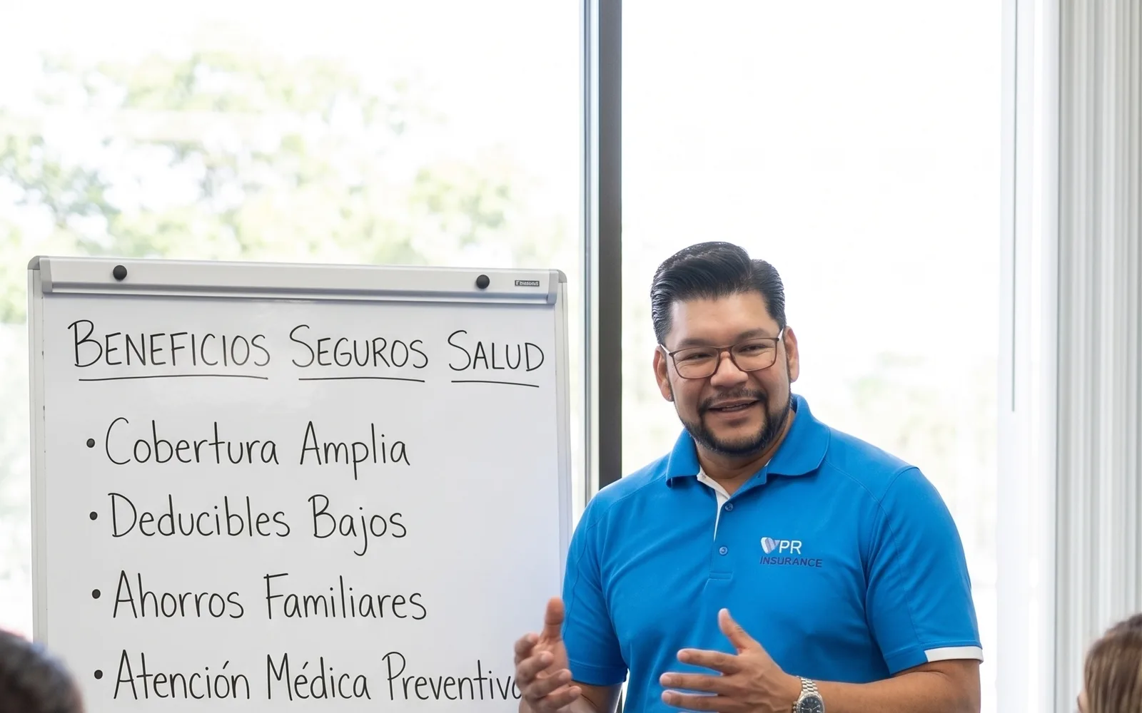 Un presentador repasando una pizarra con los beneficios de seguros de salud junto a colegas en una reunión